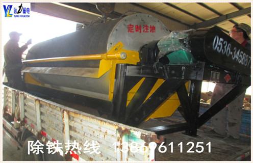 一.永磁筒式磁选机的操作: 　　1.永磁筒式磁选机在生产操作中,如果是阴天天气,那么对材料有一定的冲击影响,建议选择干燥天气进行矿物加工.  　　2.如果小猪视频APP官方下载的材料这于潮湿,磁体本身的磁力会减弱,磁铁矿的吸附能力会降低,所以在磁分离工作后材料将不会那么困难.  　　3.为了控制材料的工作进程,适当数量的物料可以顺利地进行磁选工作,但是如果小猪视频APP官方下载操作人员在操作过程中急于求成,想提高磁选机分离的速度而不考虑矿物加工能否承担 的后果,很可能导致材料堵塞,所以就要求小猪视频APP官方下载要给物料一定的喘息空间,不然物料堵塞后再处理会更麻烦.