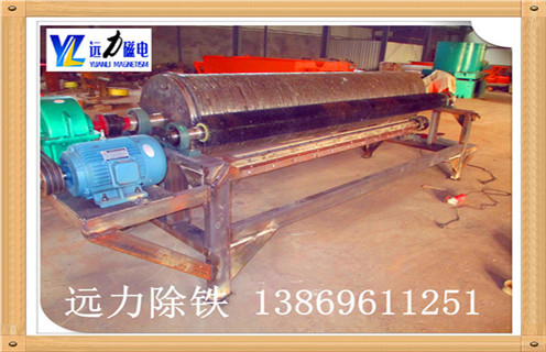 滚筒是永磁磁选机的核心部分,是影响磁选设备高效分选的重要指标,滚筒主要包括筒体.磁系.轴承,针对我公司的磁选设备滚筒的详细分析,小猪视频APP官方下载磁电小编温馨提示如下： 　　1.永磁磁选机材质：  　　皮为5mm厚优质不锈钢板(1Cr18Ni9Ti),外包5mm厚高耐磨硫化橡胶,采用在硫化罐内直接硫化工艺制作,粘结强度高,使用过程中不会出现大块脱落现象,使用寿命3年以上.端盖为离心铸造铝合金,材质密实,无砂眼.气孔缺陷.  　　2.永磁磁选机制作工艺：  　　筒皮与法兰焊接后采用整体加工工艺,保证了筒体的平行变和重直变,对行长轴承寿命有了可靠保障.端盖与法兰间采用密封垫加密封胶工艺,确保筒体不进水,大大长磁系的使用寿命.  　　3.永磁磁选机磁系的材料选择：  　　磁性材料全部采用国内知名厂家生产的高性能.高矫顽力.高剩磁的Y30BH铁氧体和N40H钕铁硼材料,保证磁系8年内退磁不超过5%.